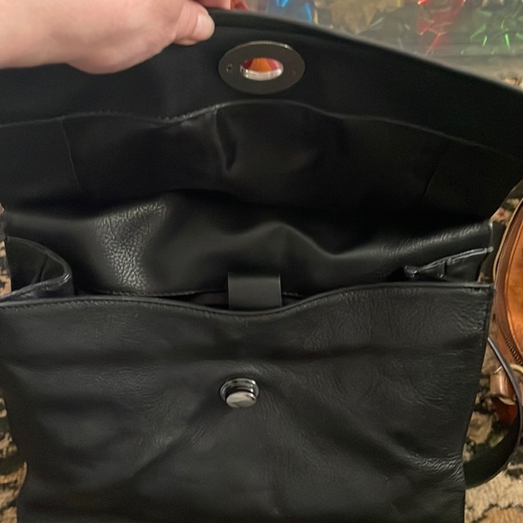 Black leather shoulder bag/crossbody bag. - Picture 2 of 6